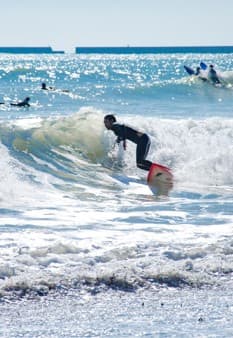 厚真町近郊の海でサーフィンを楽しむ様子