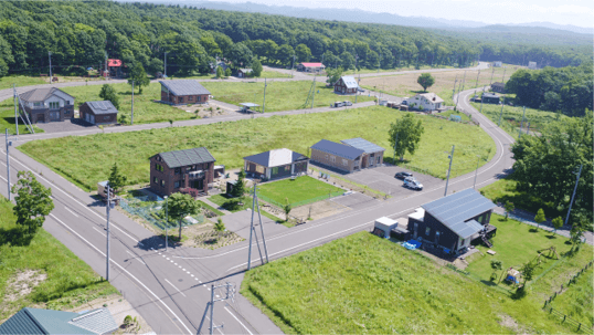厚真町の街並みを上空から望む景色